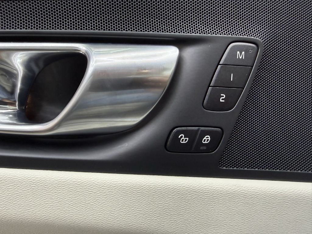 Photo 12 of this VOLVO XC60
