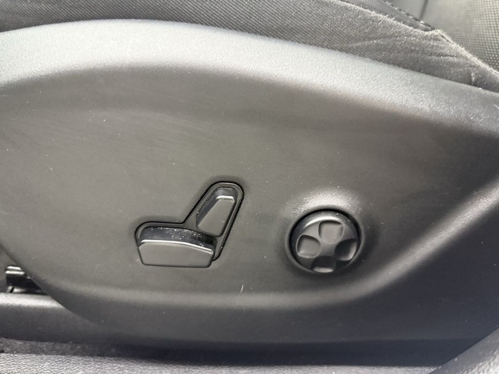 Photo 10 of this JEEP CHEROKEE