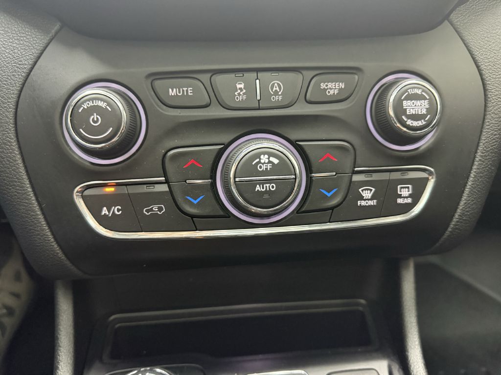 Photo 21 of this JEEP CHEROKEE