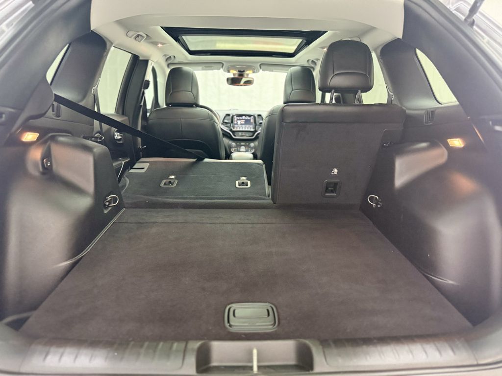 Photo 28 of this JEEP CHEROKEE