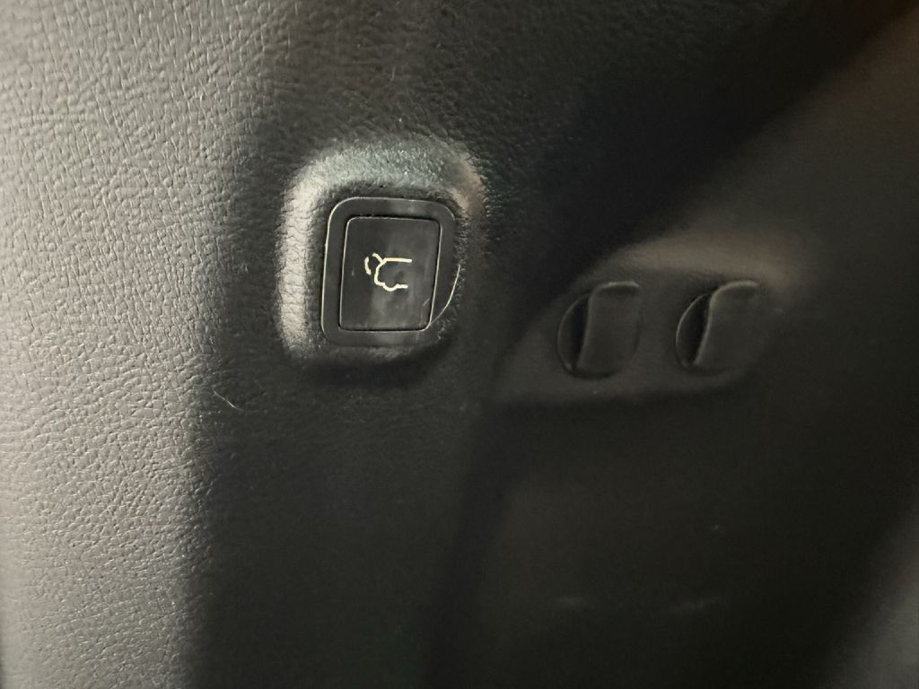 Photo 30 of this JEEP CHEROKEE