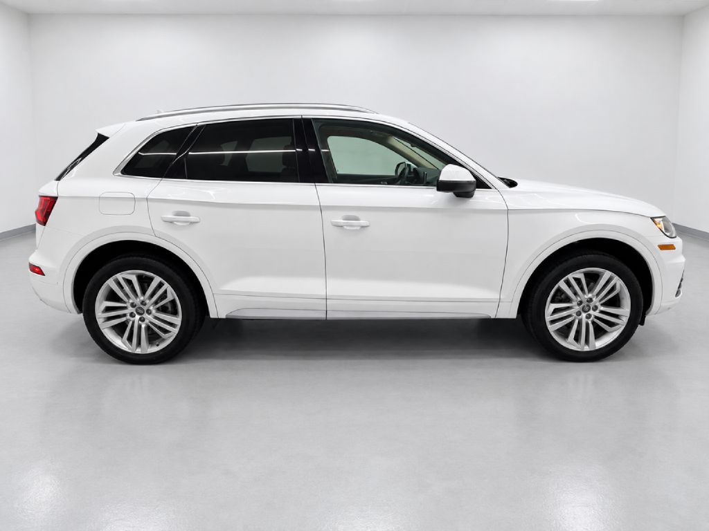 Photo 2 of this AUDI Q5