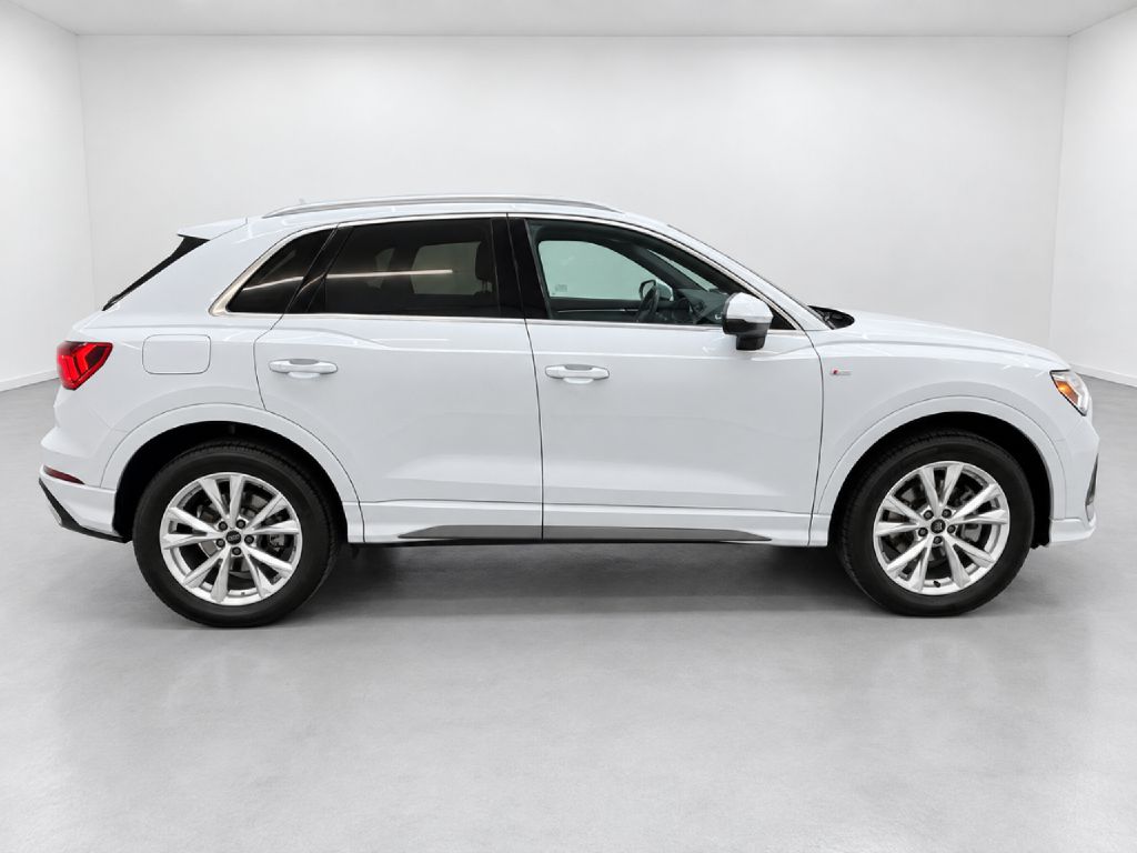 Photo 2 of this AUDI Q3
