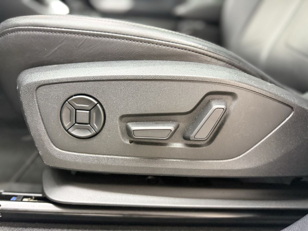 Photo 10 of this AUDI Q3