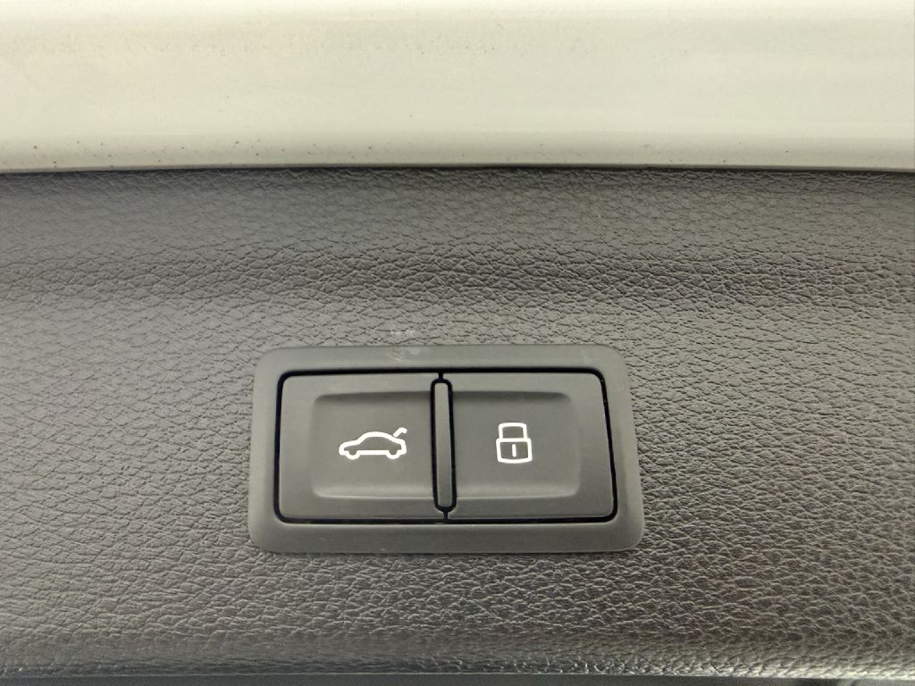 Photo 28 of this AUDI Q3