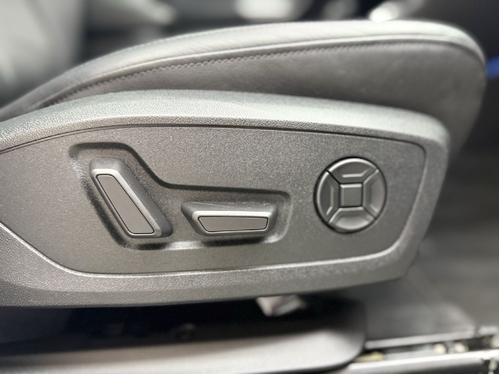 Photo 40 of this AUDI Q3