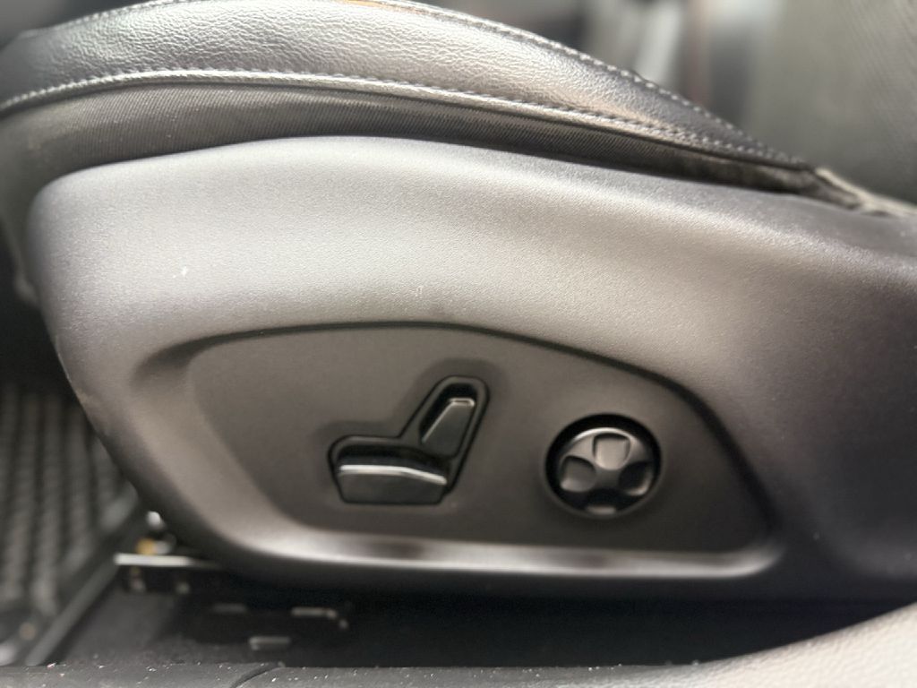 Photo 10 of this JEEP COMPASS
