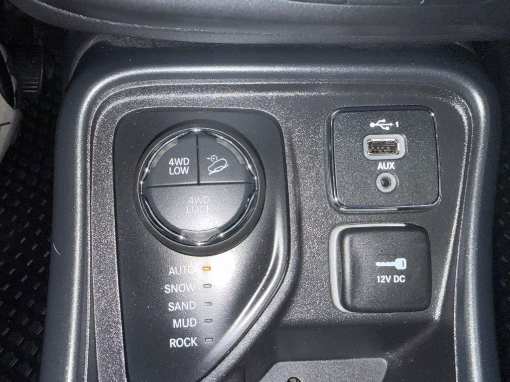 Photo 20 of this JEEP COMPASS