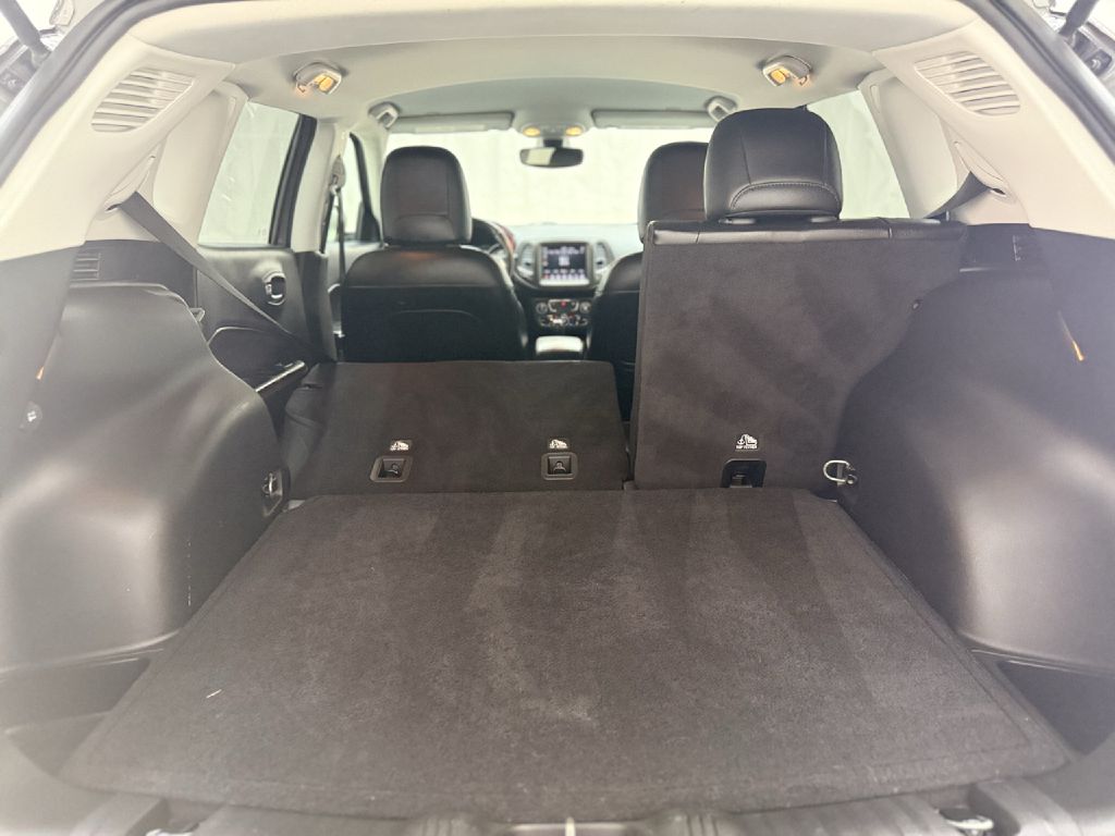 Photo 27 of this JEEP COMPASS