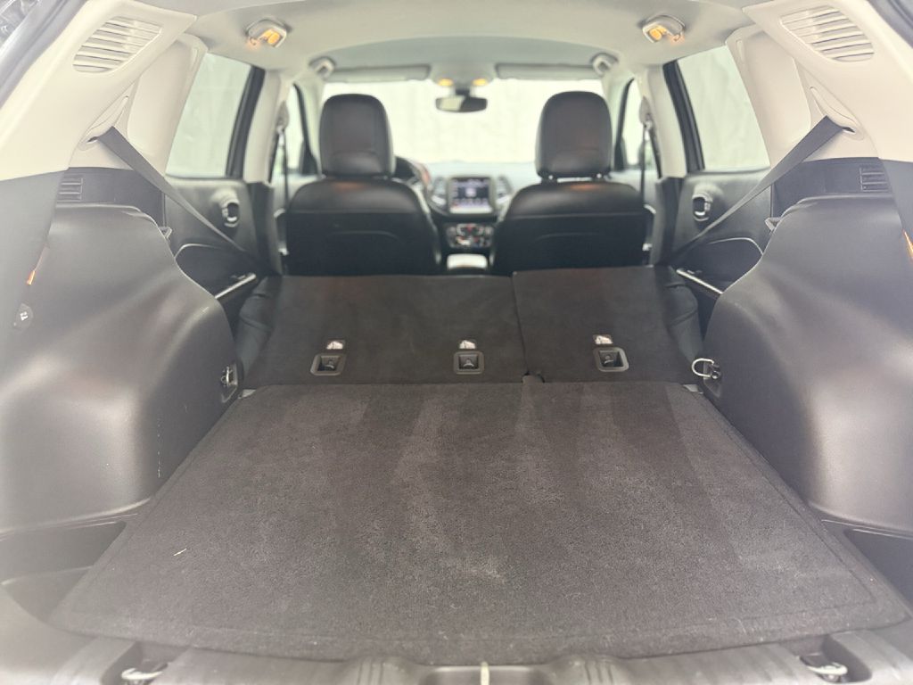 Photo 28 of this JEEP COMPASS