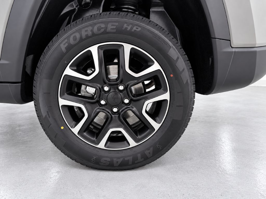 Photo 31 of this JEEP COMPASS