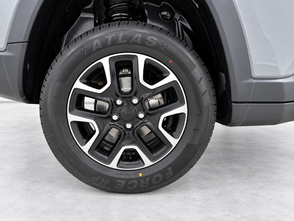 Photo 32 of this JEEP COMPASS