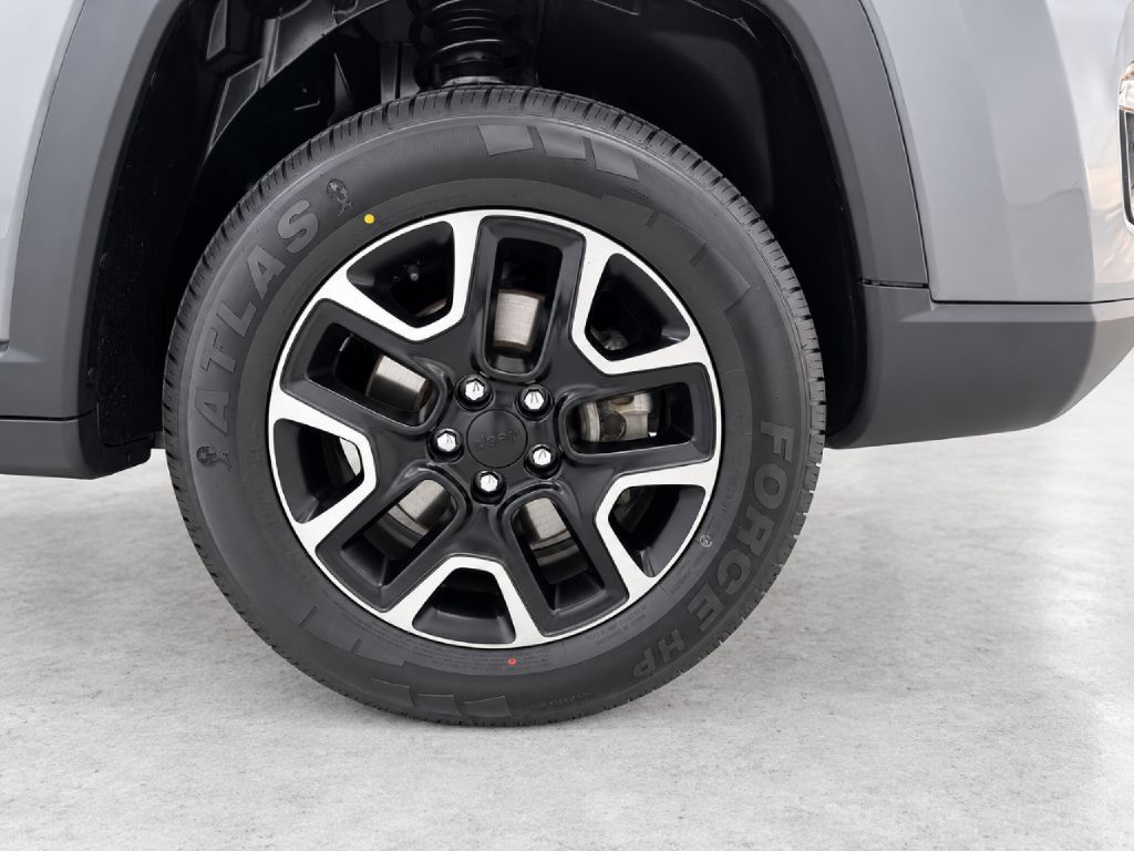 Photo 33 of this JEEP COMPASS