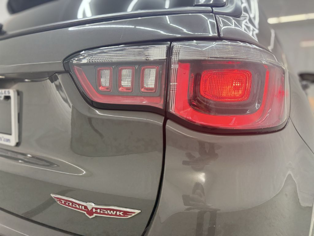 Photo 38 of this JEEP COMPASS