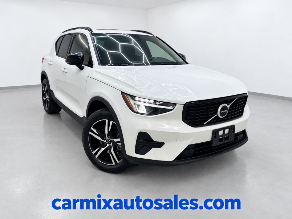 2024 VOLVO XC40