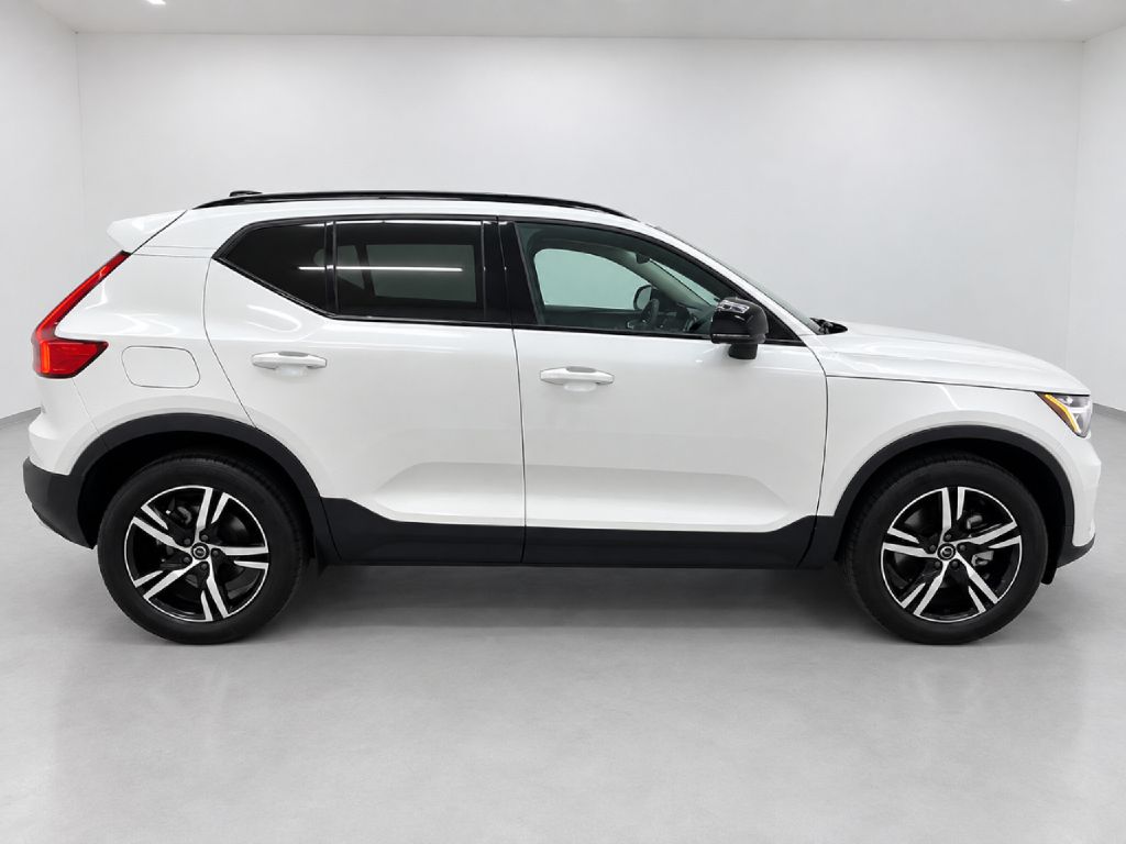 Photo 2 of this VOLVO XC40