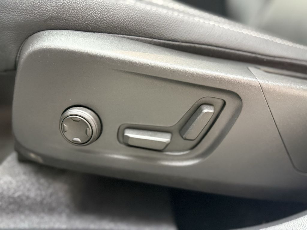 Photo 10 of this VOLVO XC40