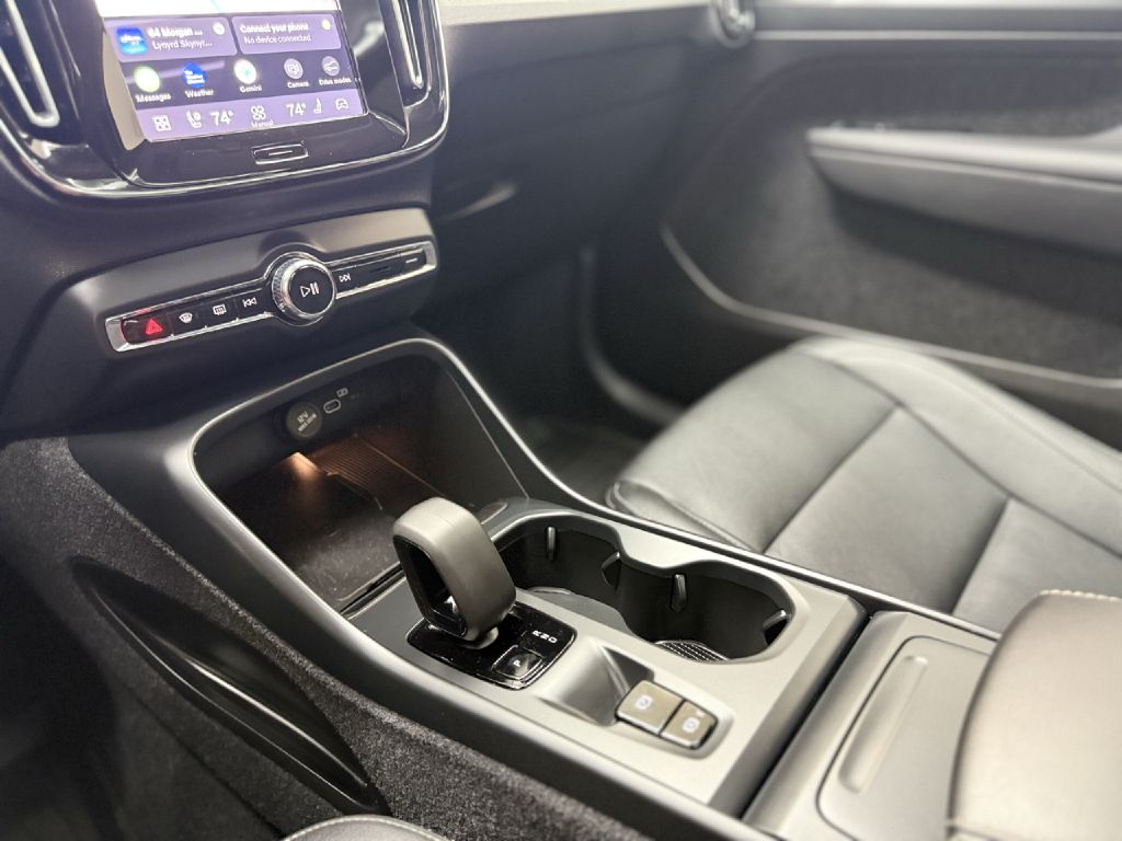 Photo 20 of this VOLVO XC40