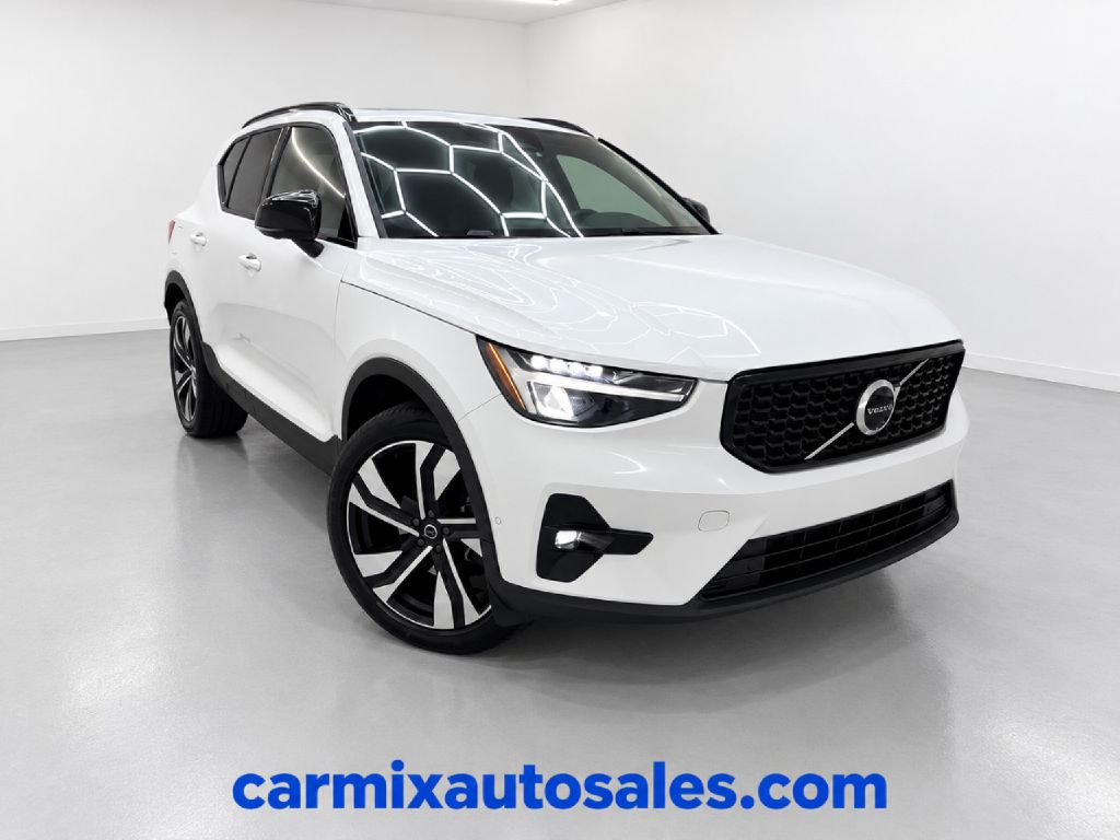 2024 VOLVO XC40