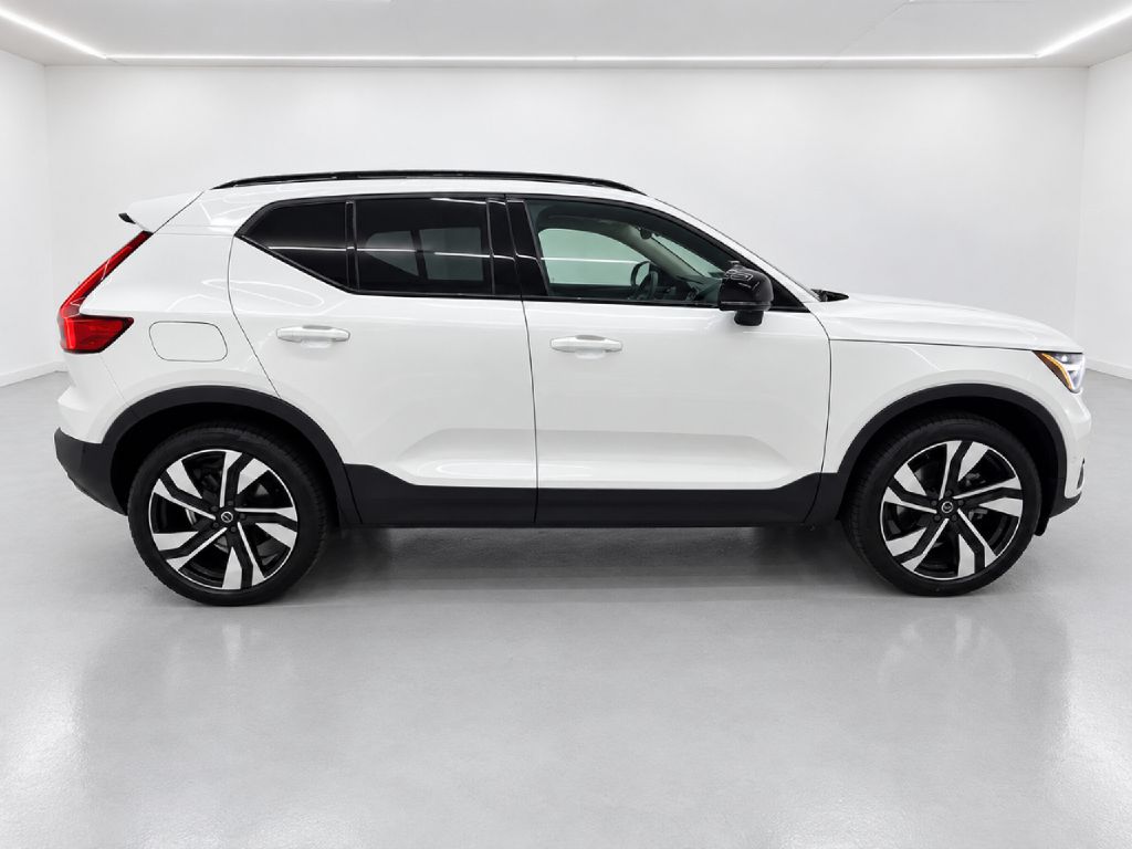 Photo 2 of this VOLVO XC40