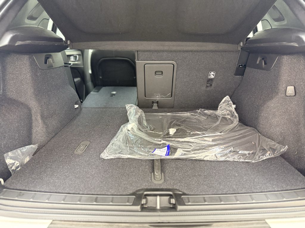 Photo 27 of this VOLVO XC40