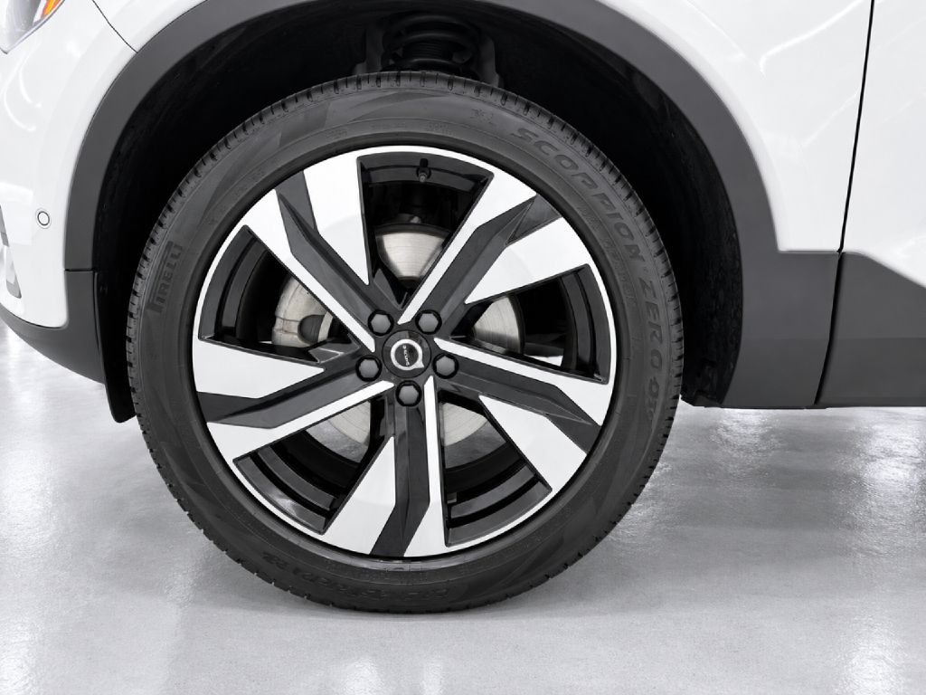 Photo 30 of this VOLVO XC40