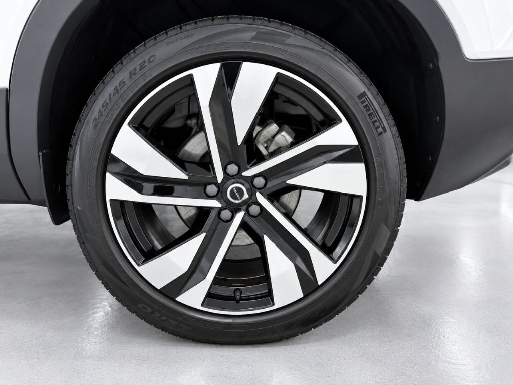 Photo 32 of this VOLVO XC40