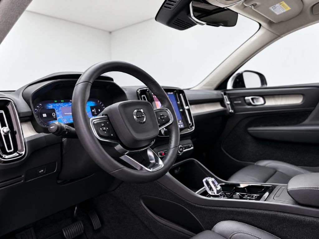 Photo 42 of this VOLVO XC40