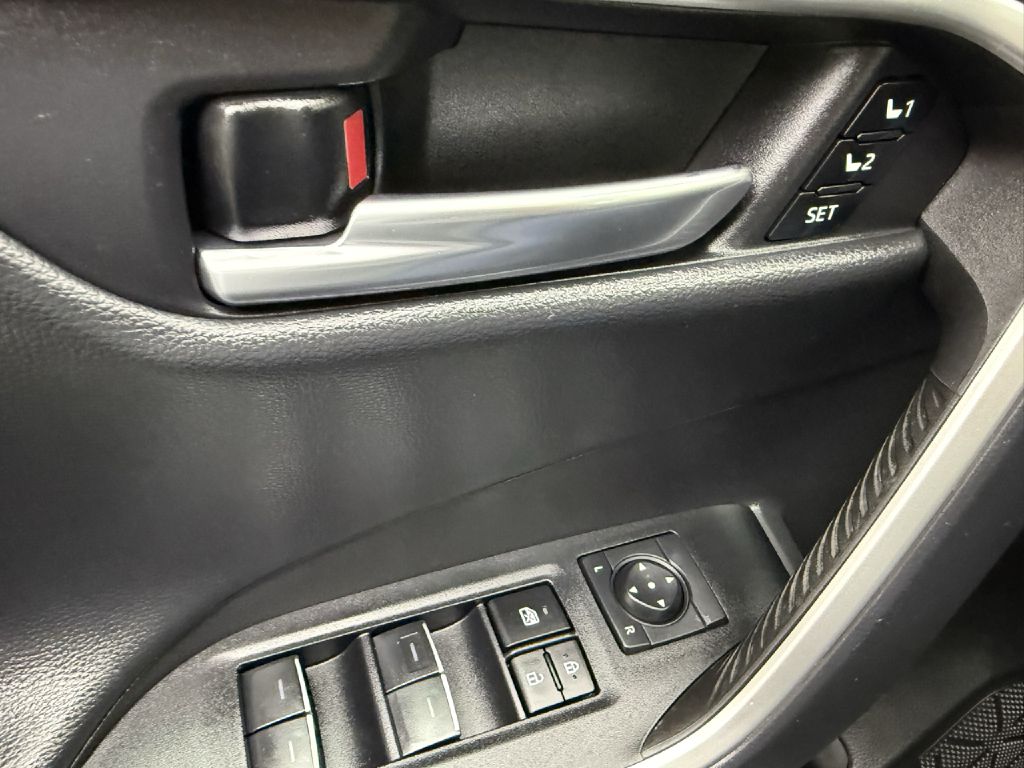 Photo 12 of this TOYOTA RAV4