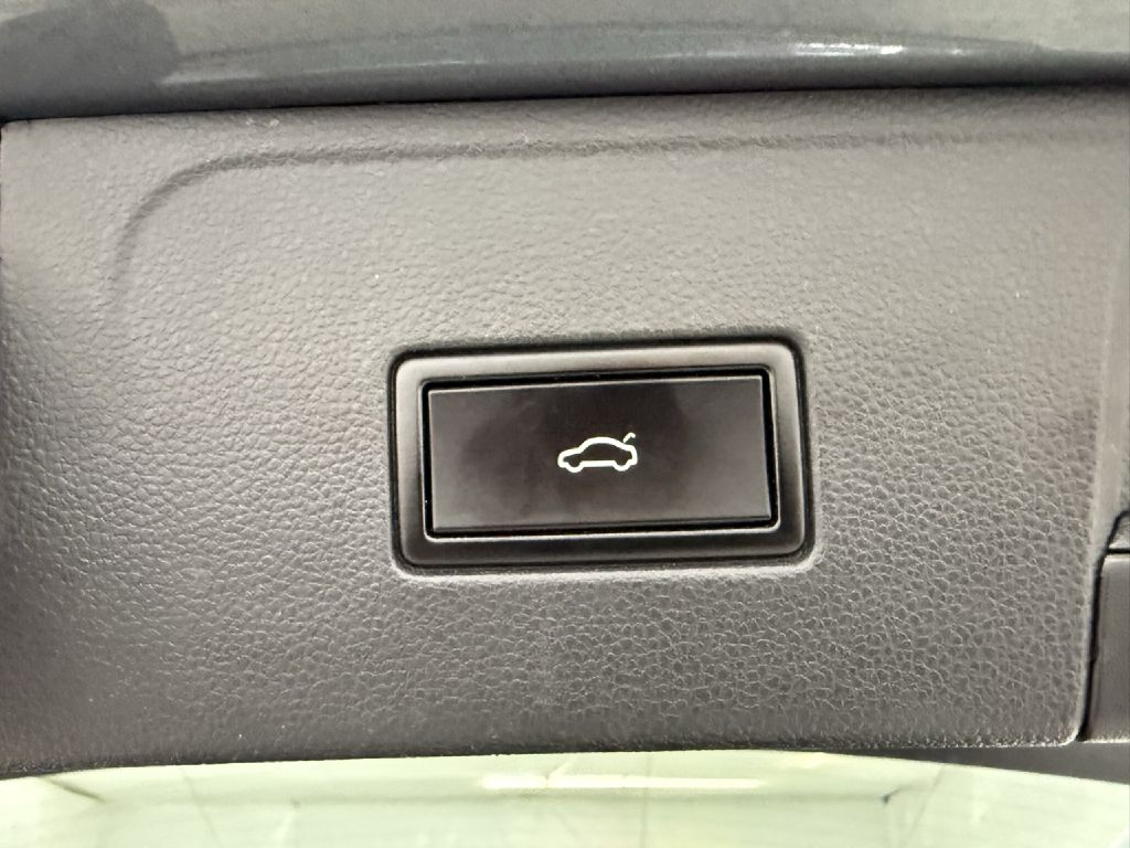 Photo 28 of this VOLKSWAGEN ATLAS