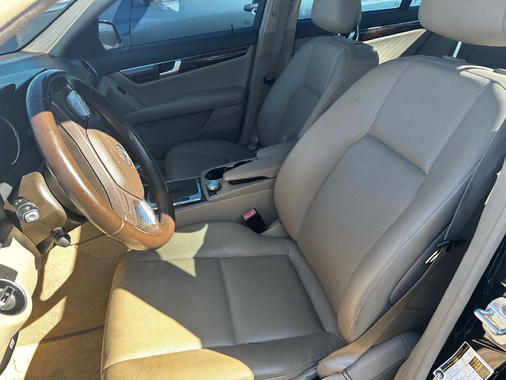 Photo 9 of this MERCEDES-BENZ C-CLASS