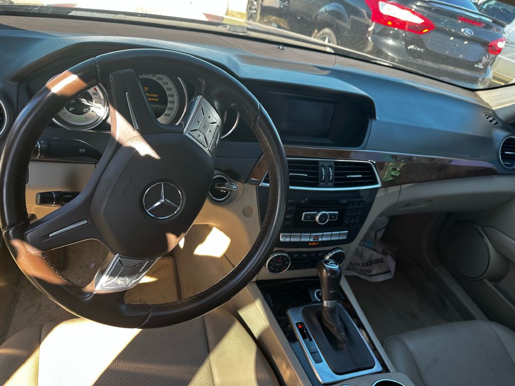 Photo 11 of this MERCEDES-BENZ C-CLASS