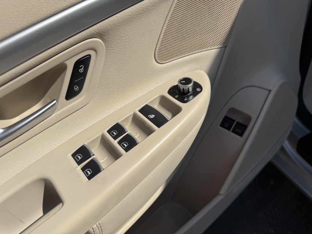 Photo 6 of this VOLKSWAGEN EOS
