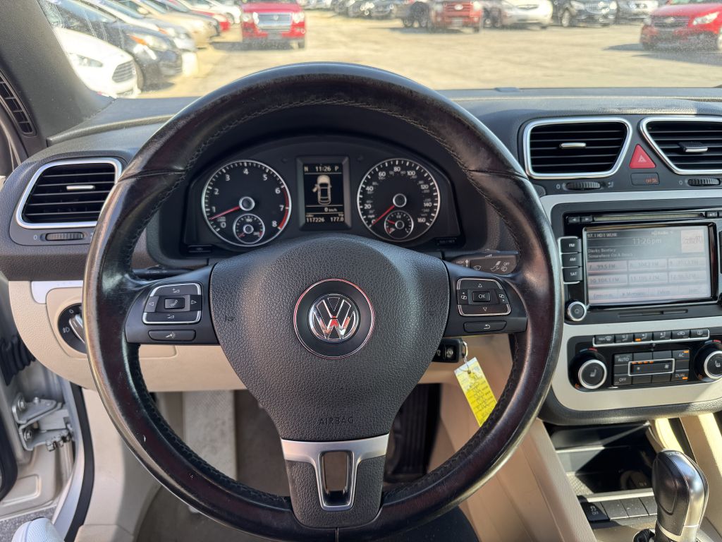 Photo 8 of this VOLKSWAGEN EOS