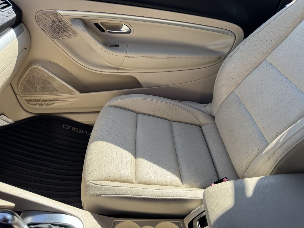 Photo 10 of this VOLKSWAGEN EOS