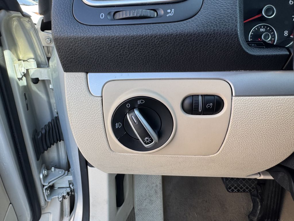 Photo 12 of this VOLKSWAGEN EOS