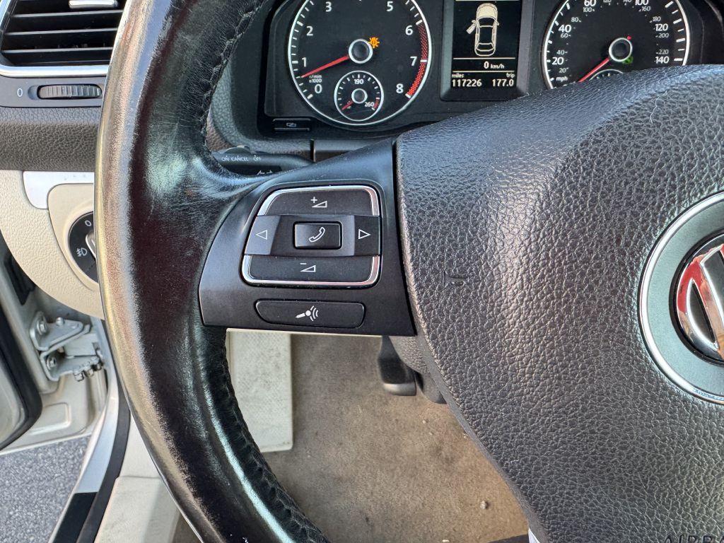 Photo 13 of this VOLKSWAGEN EOS