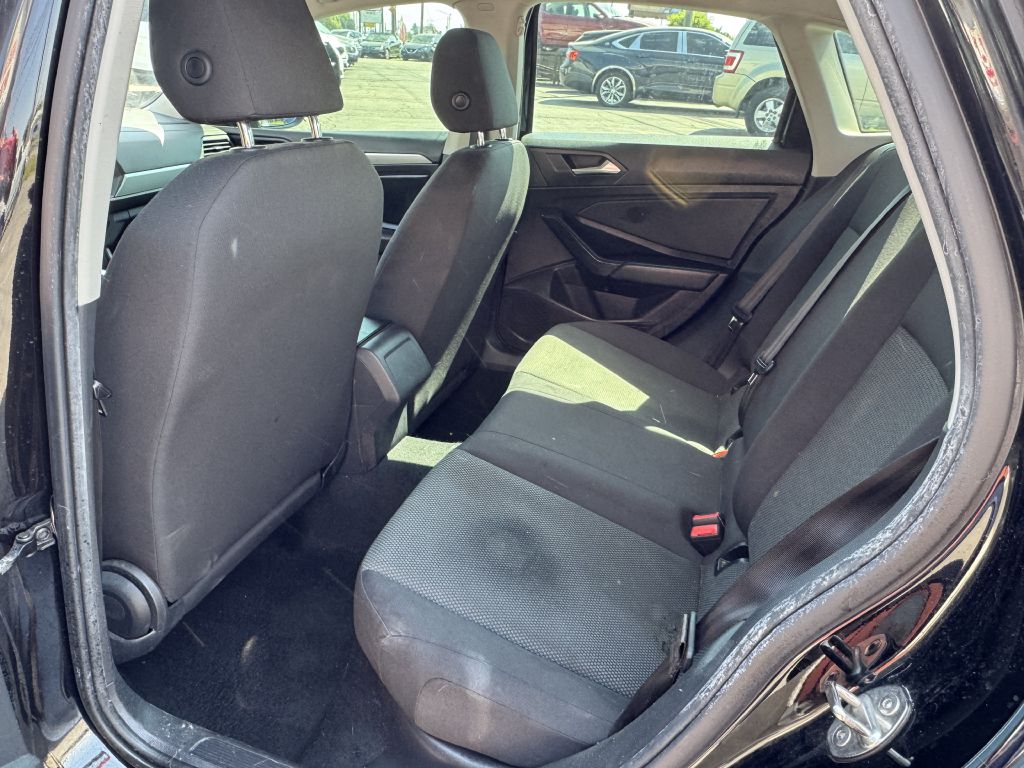 Photo 5 of this VOLKSWAGEN JETTA