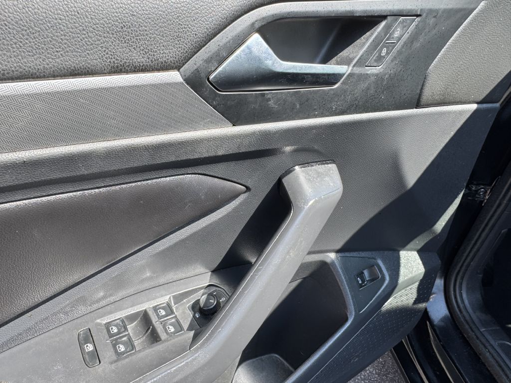 Photo 8 of this VOLKSWAGEN JETTA