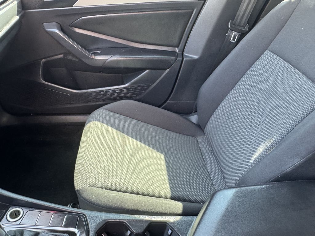 Photo 11 of this VOLKSWAGEN JETTA