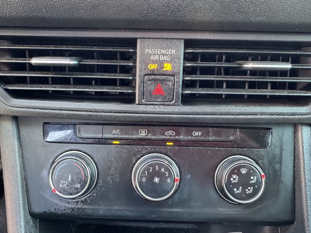 Photo 17 of this VOLKSWAGEN JETTA