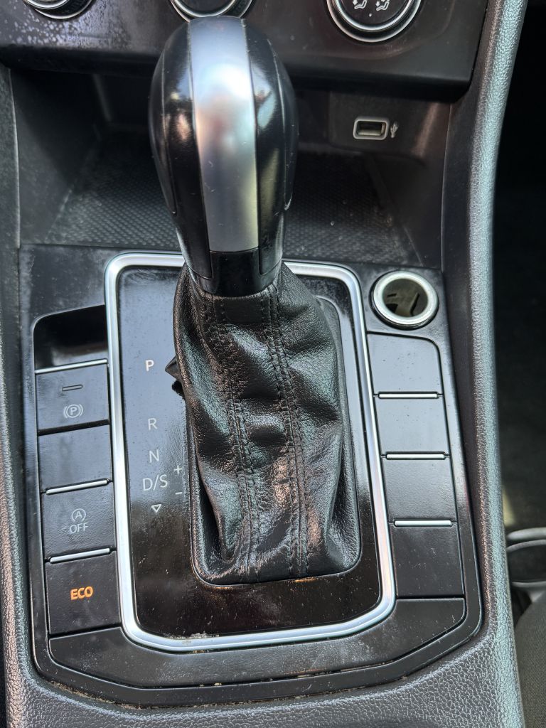 Photo 18 of this VOLKSWAGEN JETTA