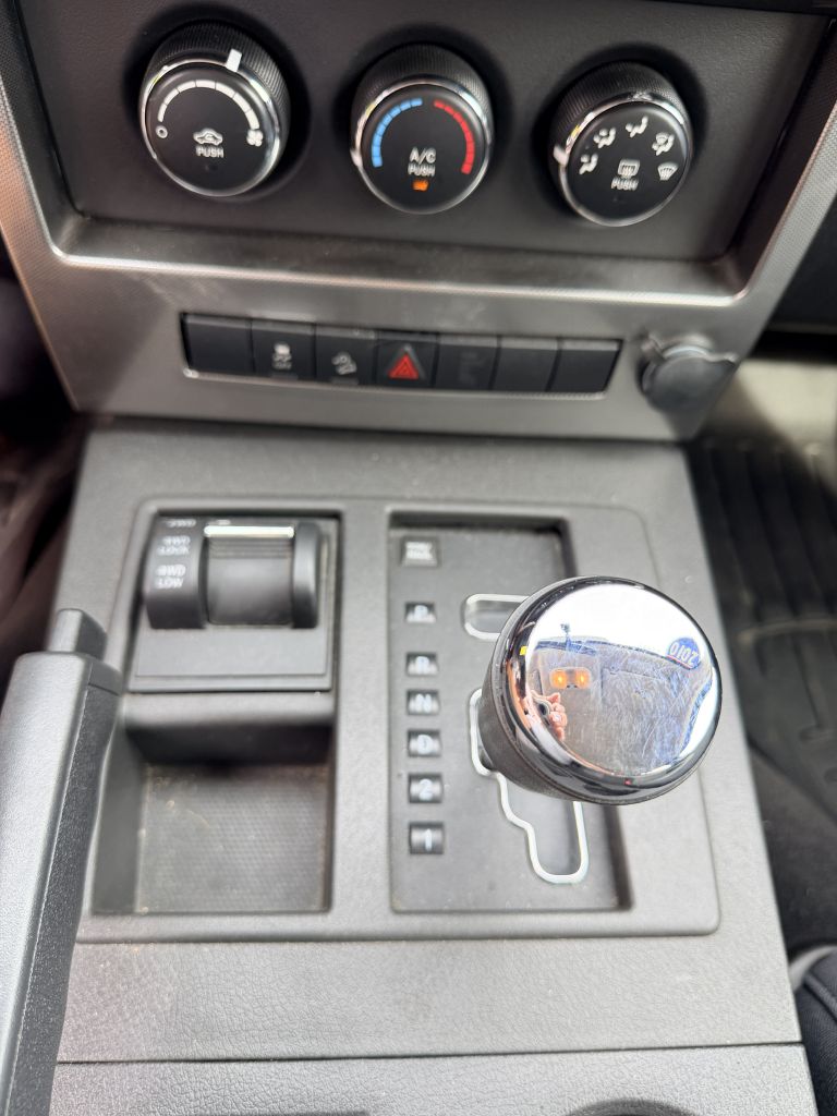 Photo 17 of this JEEP LIBERTY