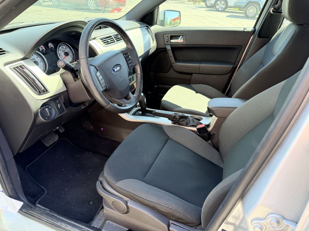 Photo 9 of this FORD FOCUS