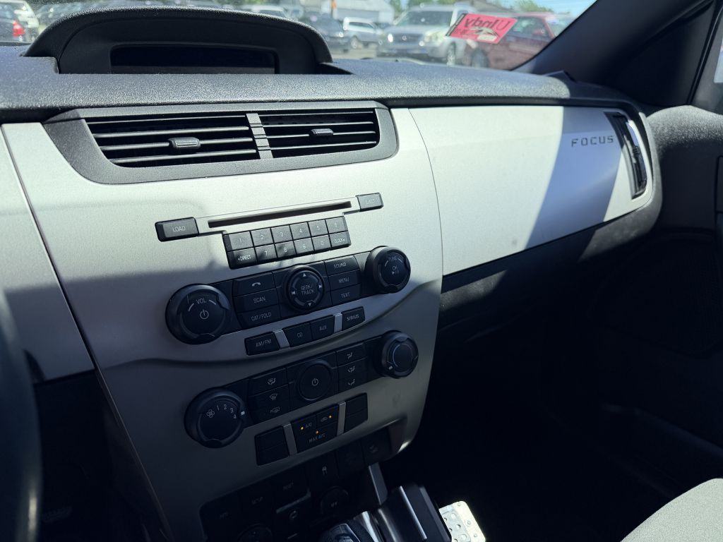 Photo 11 of this FORD FOCUS