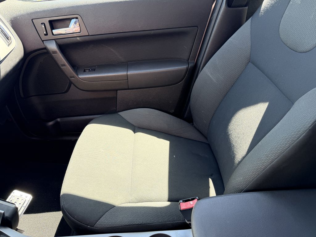 Photo 12 of this FORD FOCUS