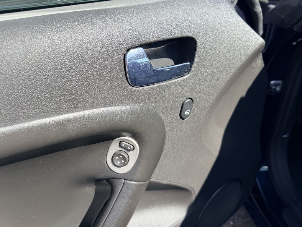 Photo 5 of this PONTIAC SOLSTICE