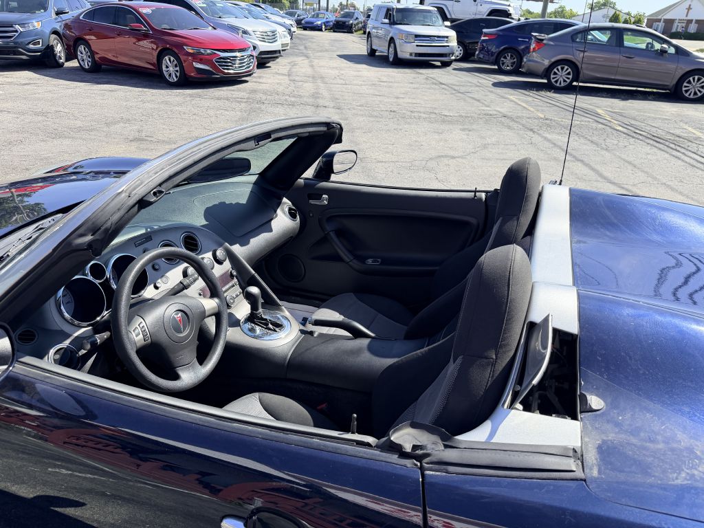 Photo 18 of this PONTIAC SOLSTICE