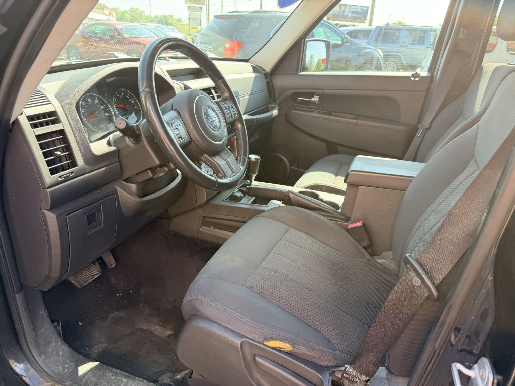 Photo 9 of this JEEP LIBERTY
