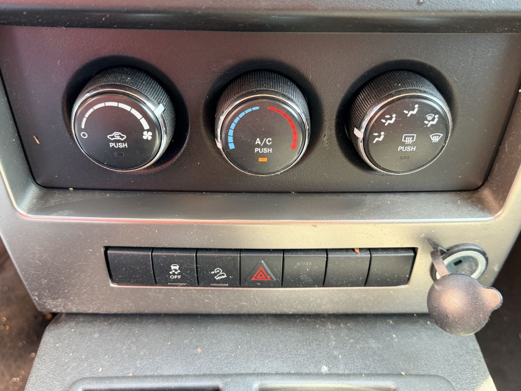 Photo 17 of this JEEP LIBERTY
